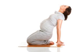 Mujer embarazada practicando yoga