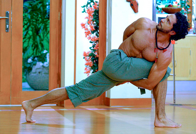 Hombre, aventúrense en el yoga!